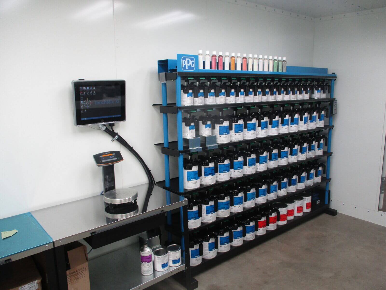 Picture of the waiting area of a service office with available products on a shelf